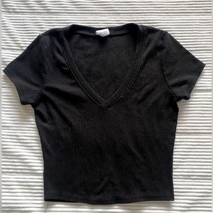 Black basic cropped tee.